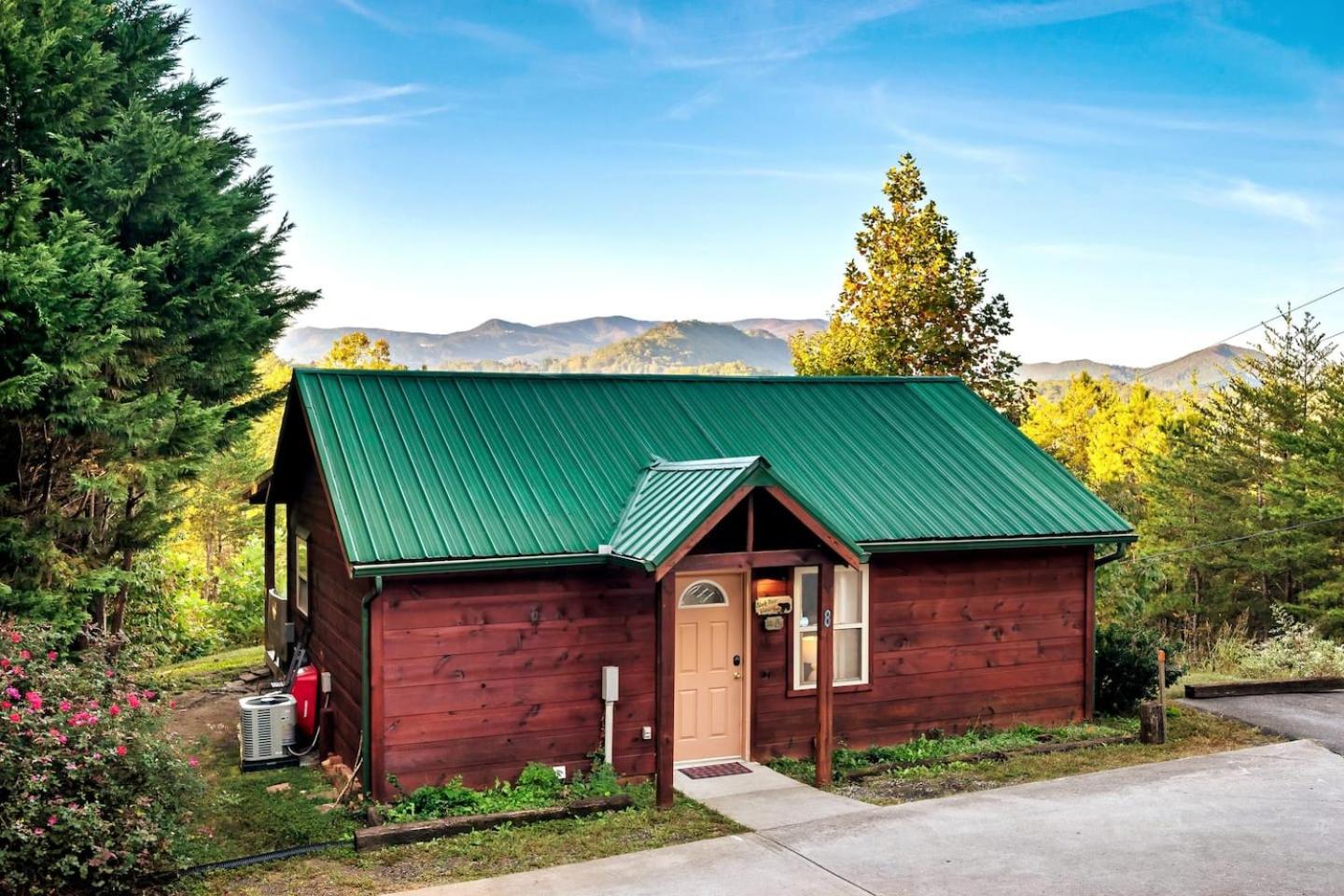 Mountain Views, Hot Tub, Fire Pit & Pool Table