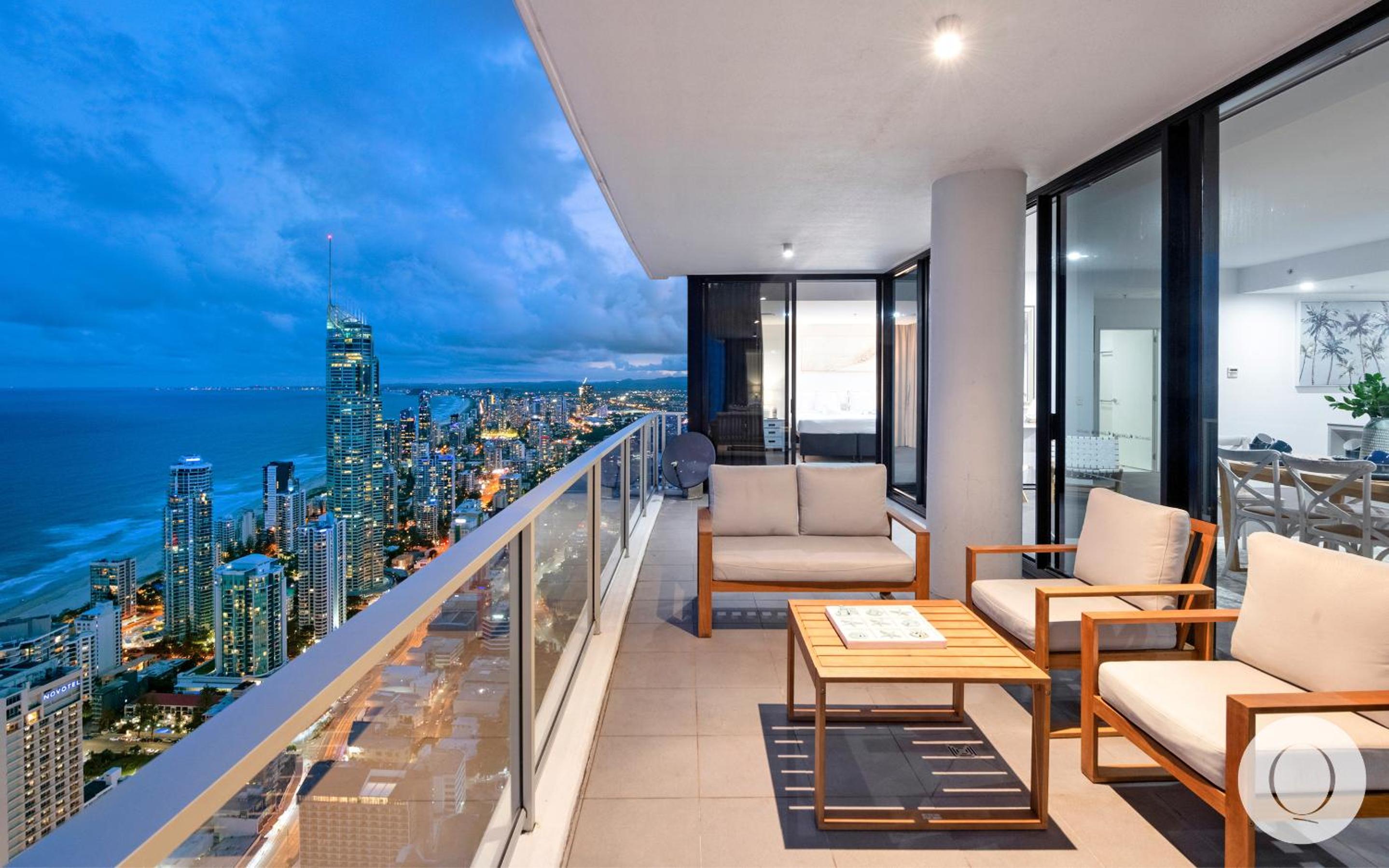 5 Bedroom Executive Sub Penthouse in the heart of Surfers with full ocean views - Sleeps 12 - Circle on Cavill AMAZING!!