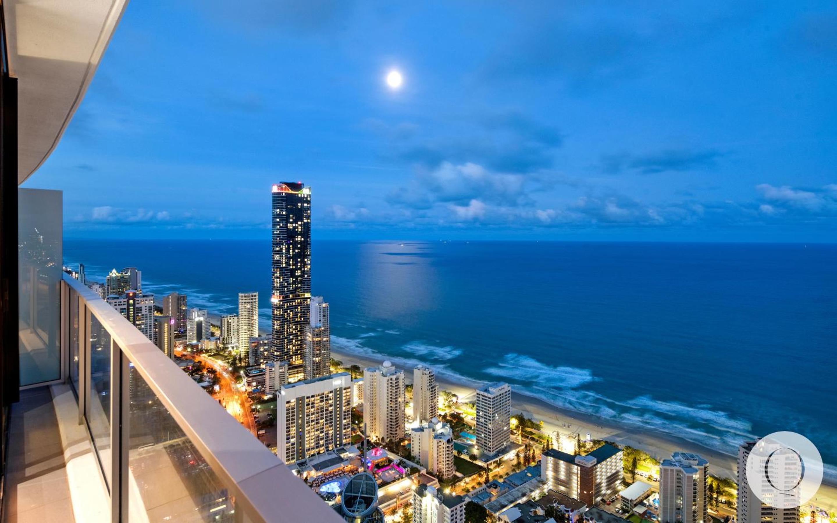 5 Bedroom Executive Sub Penthouse in the heart of Surfers with full ocean views - Sleeps 12 - Circle on Cavill AMAZING!!