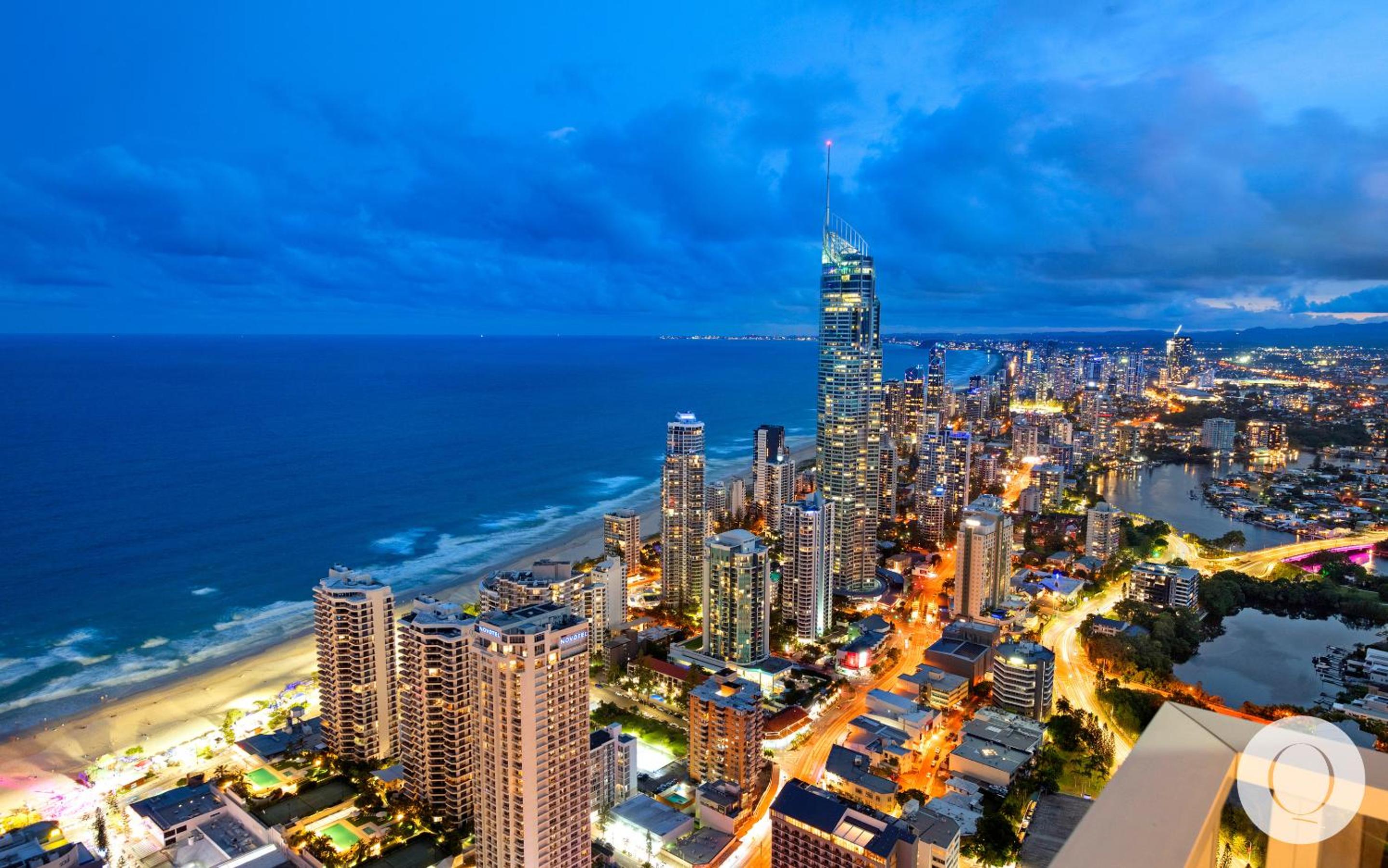 5 Bedroom Executive Sub Penthouse in the heart of Surfers with full ocean views - Sleeps 12 - Circle on Cavill AMAZING!!