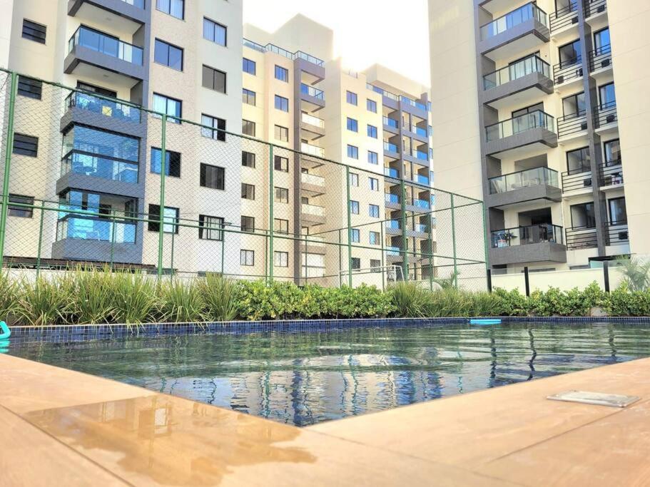 Apê em condomínio, com Piscina, ar condicionado, na melhor localização de Ilhéus