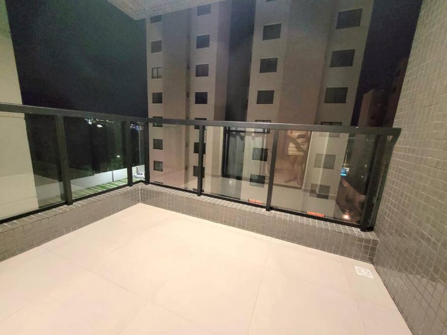 Apê em condomínio, com Piscina, ar condicionado, na melhor localização de Ilhéus
