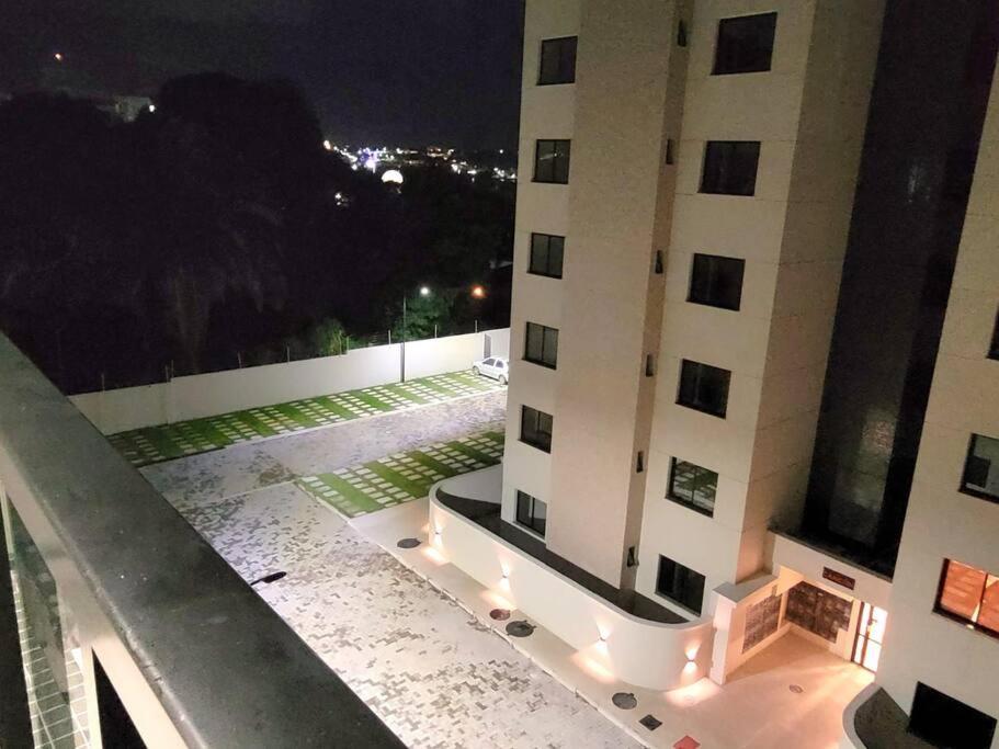 Apê em condomínio, com Piscina, ar condicionado, na melhor localização de Ilhéus