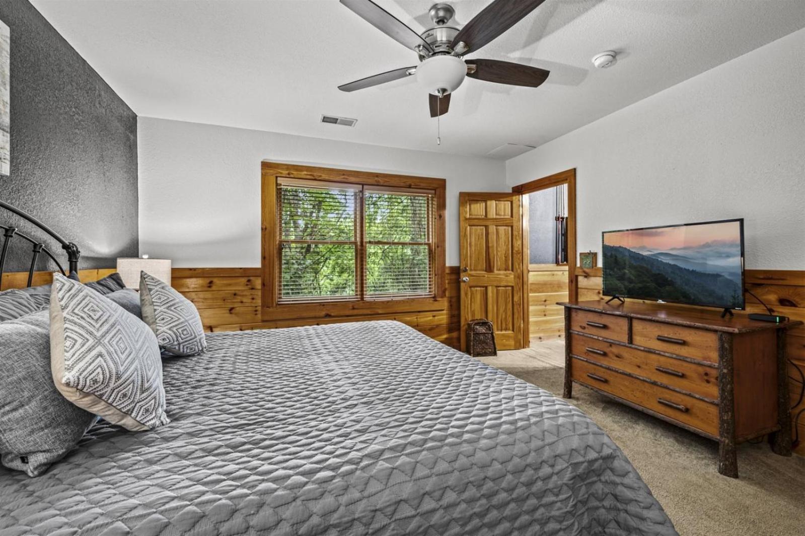 Near Dollywood with Pool Table-Hot Tub-Fire Pit-Game Room view 5