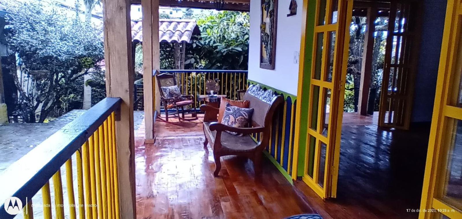 El Aguacate - Casa Tipica Cafetera Colombiana