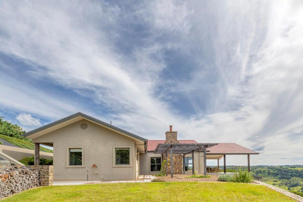 New Tranquil Hinterland Retreat Stunning Views