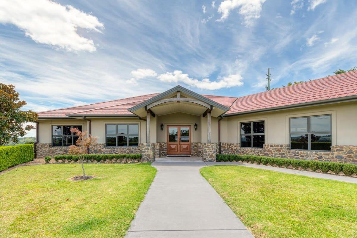 New Tranquil Hinterland Retreat Stunning Views
