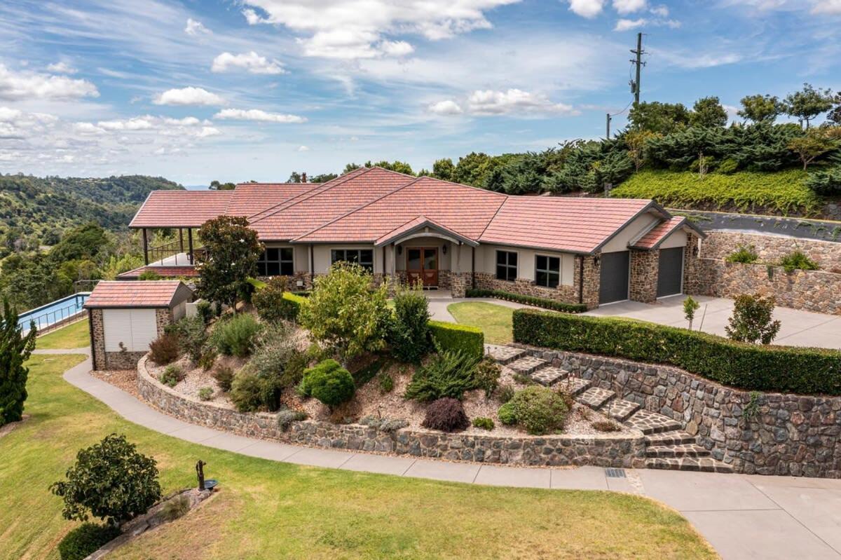 New Tranquil Hinterland Retreat Stunning Views