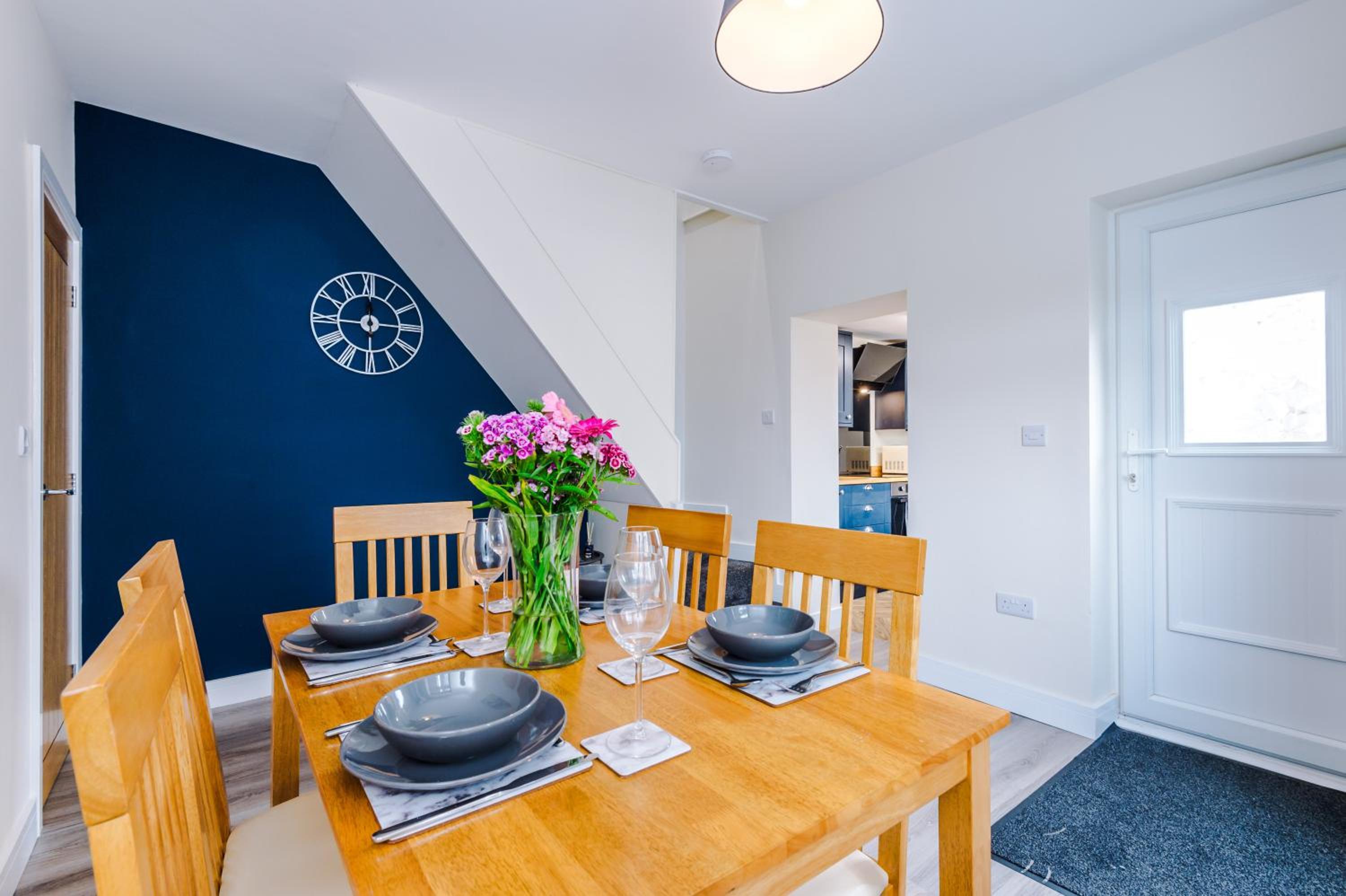 Charming & Modern 4 bed, ideal for contractors and leisure view 5