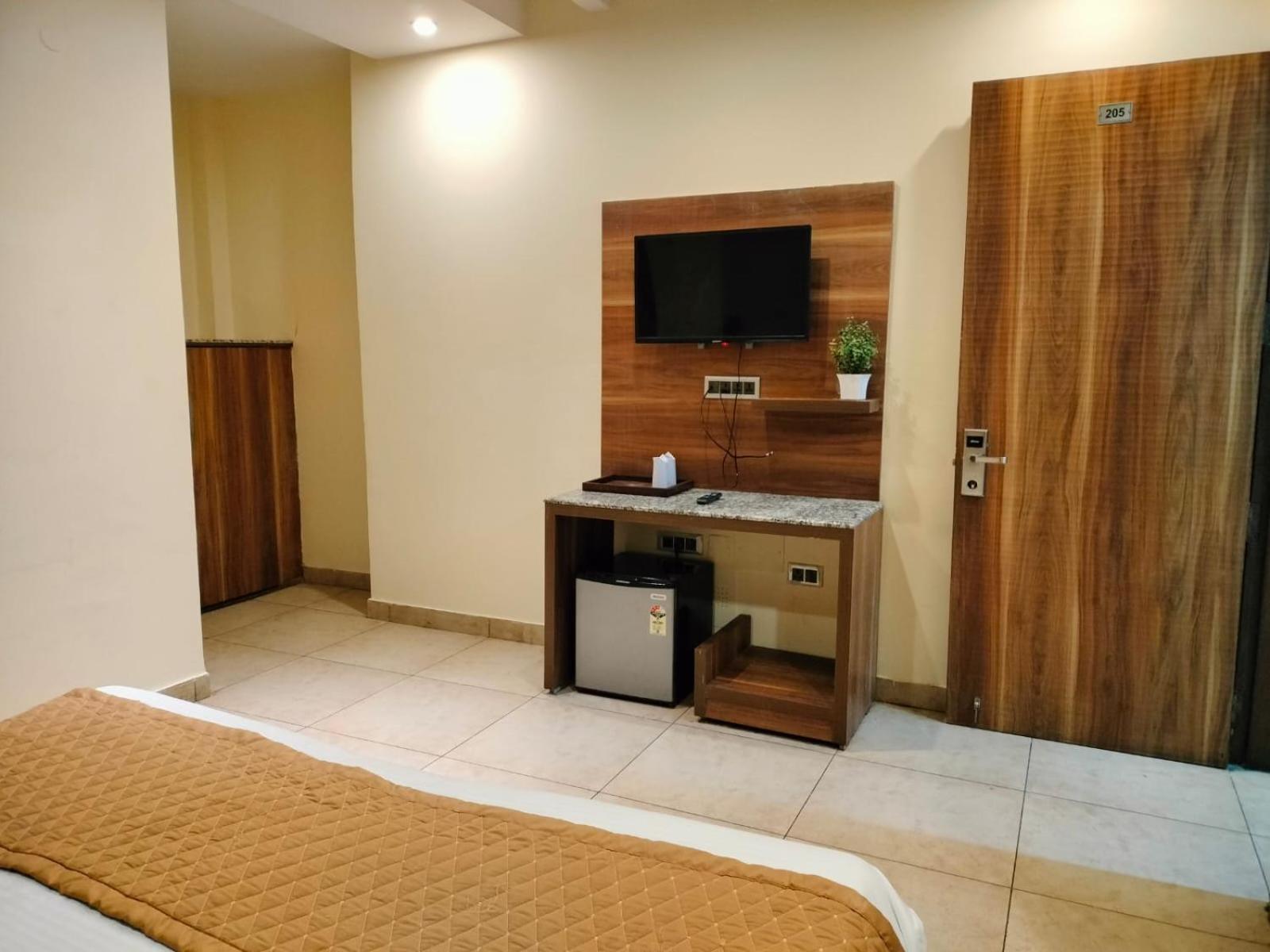 Hotel Royal Touch Near BLK Hospital & Walking from Metro Station view 4