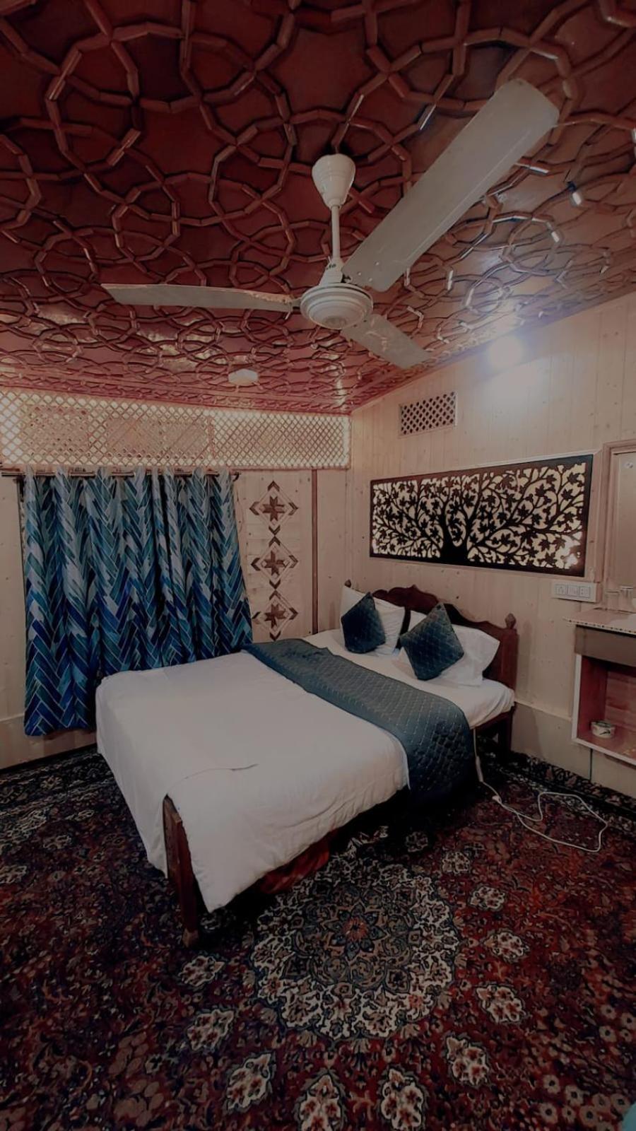 Houseboat New Shamus Maqbool view 5