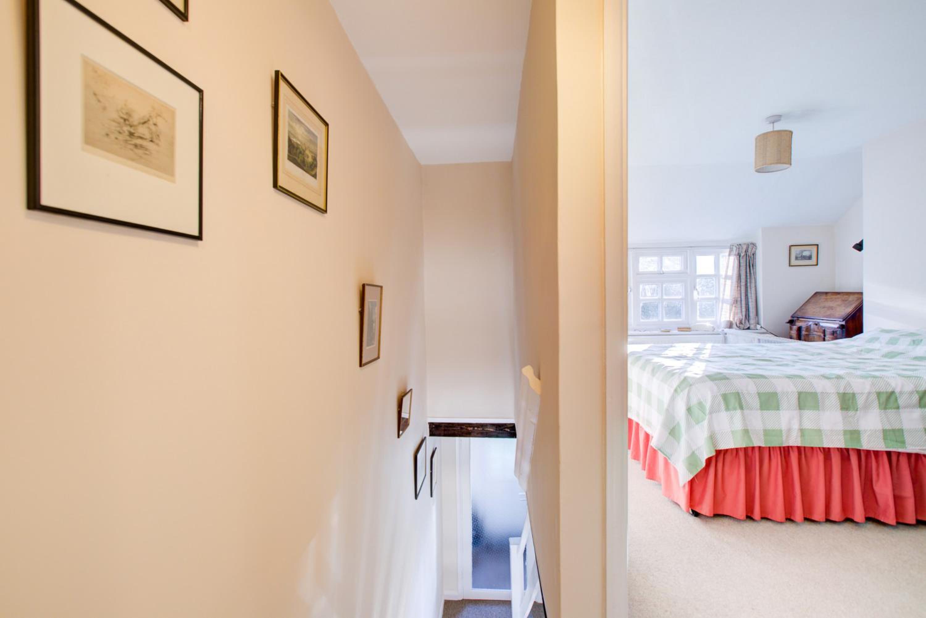 Charming Hilltop Cottage with Panoramic Views view 2