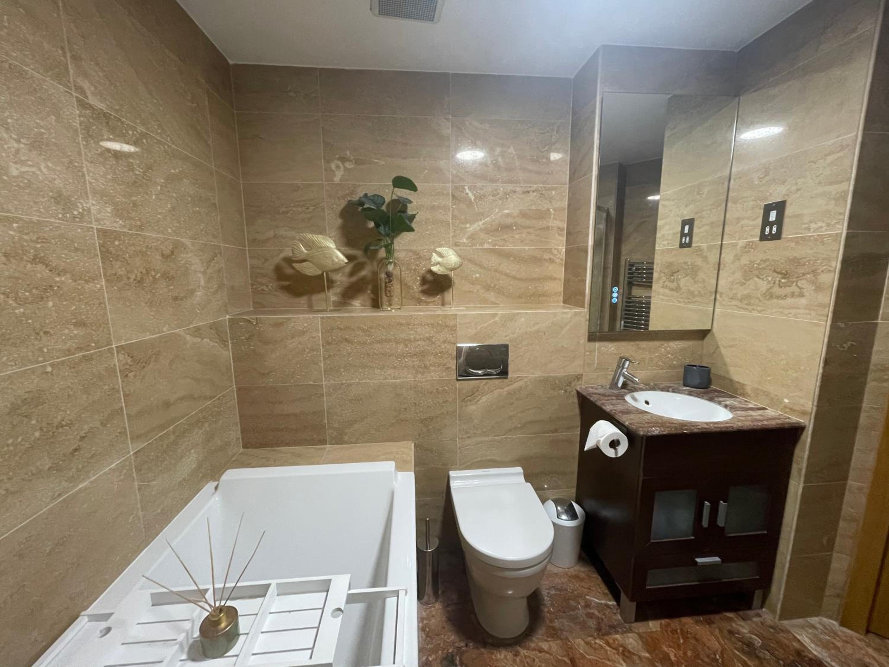 Bright Ocean Village Apartment