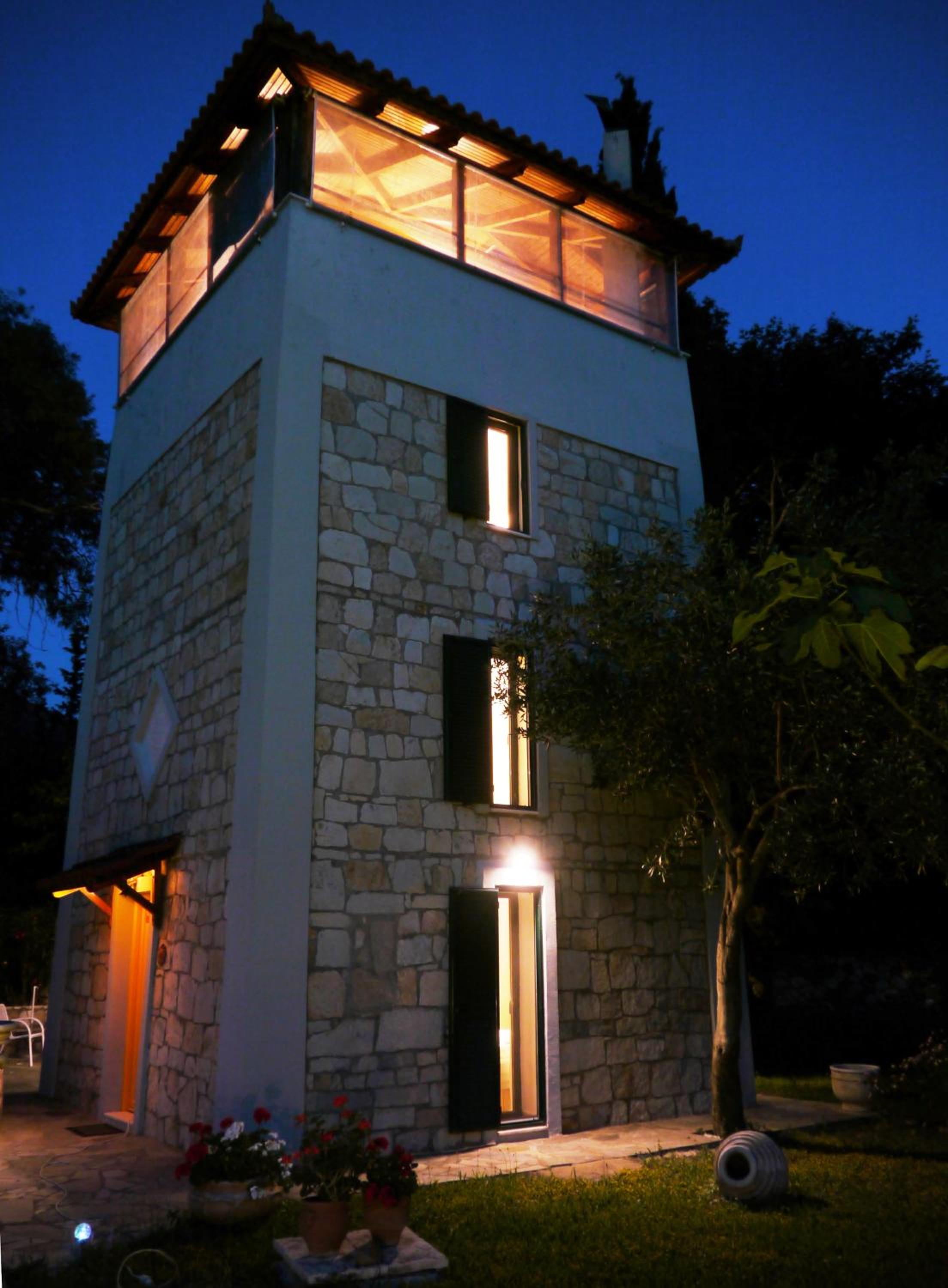 Steinturm mit Dach-Terrasse zwischen Fluß, Meer und Gebirge- Spiti Pirgos