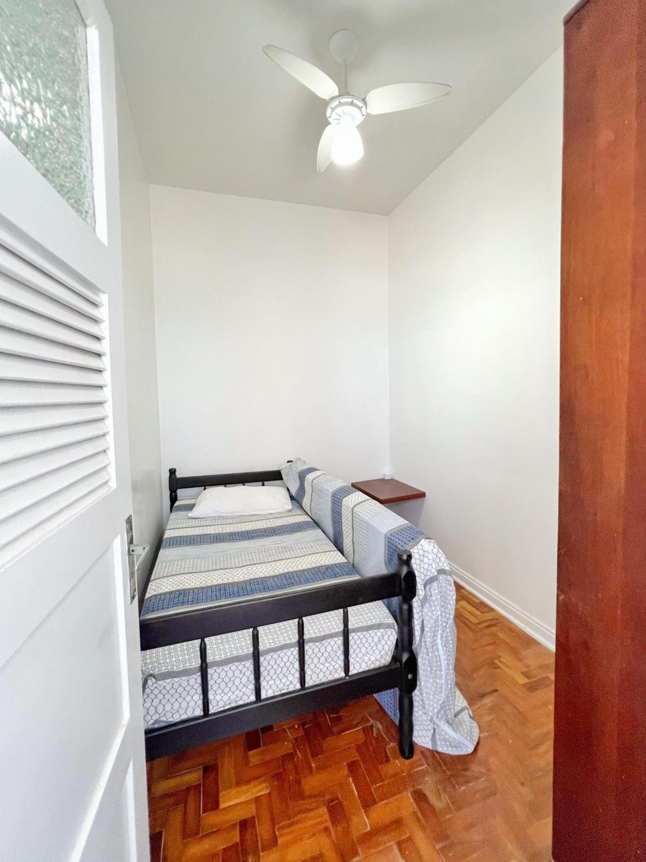Apartamento 4 quartos, 3 banheiros, vista para o mar Pitangueiras, sacada, 1 vaga de garagem, apenas 50 metros do mar