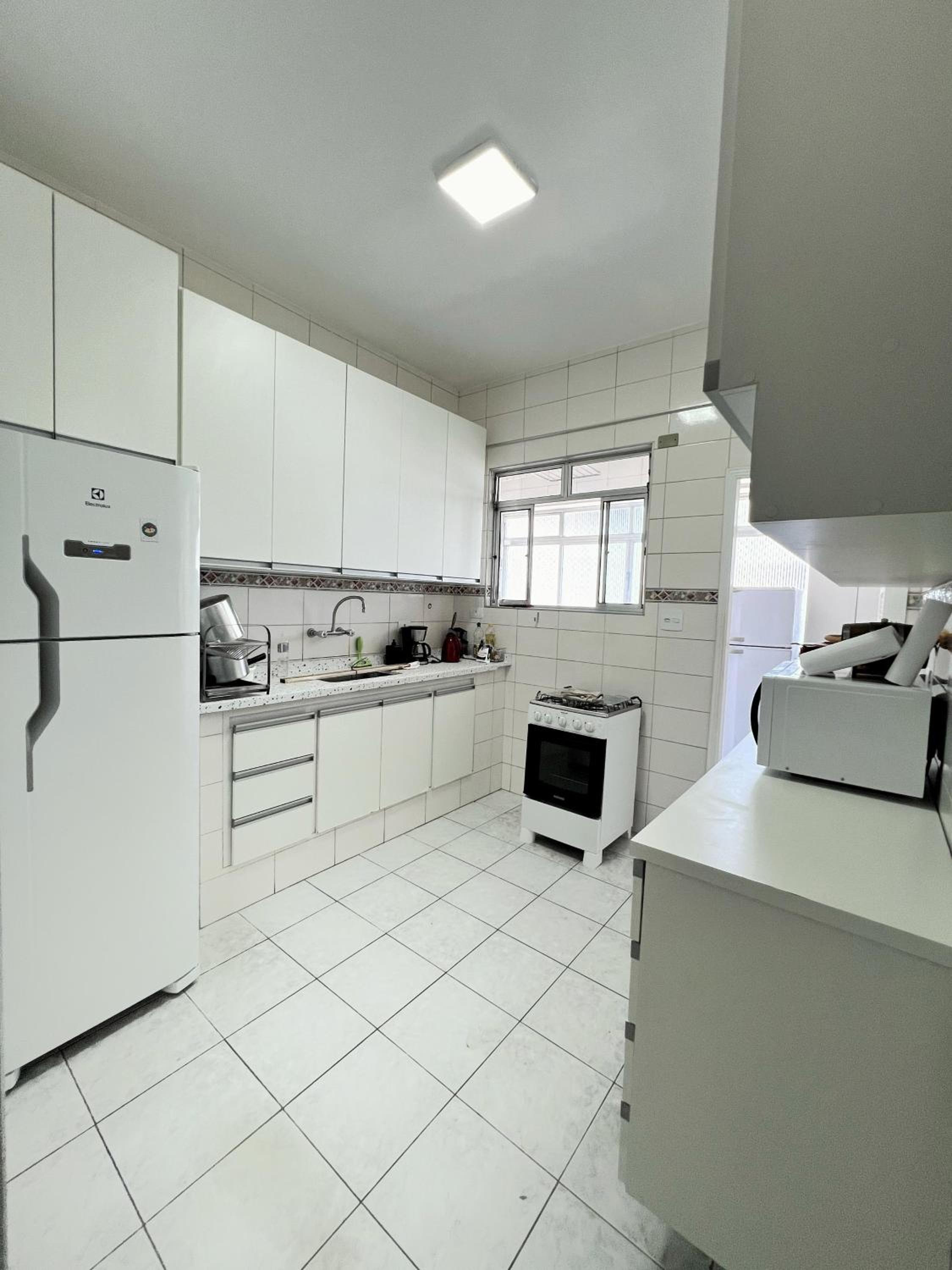 Apartamento 4 quartos, 3 banheiros, vista para o mar Pitangueiras, sacada, 1 vaga de garagem, apenas 50 metros do mar