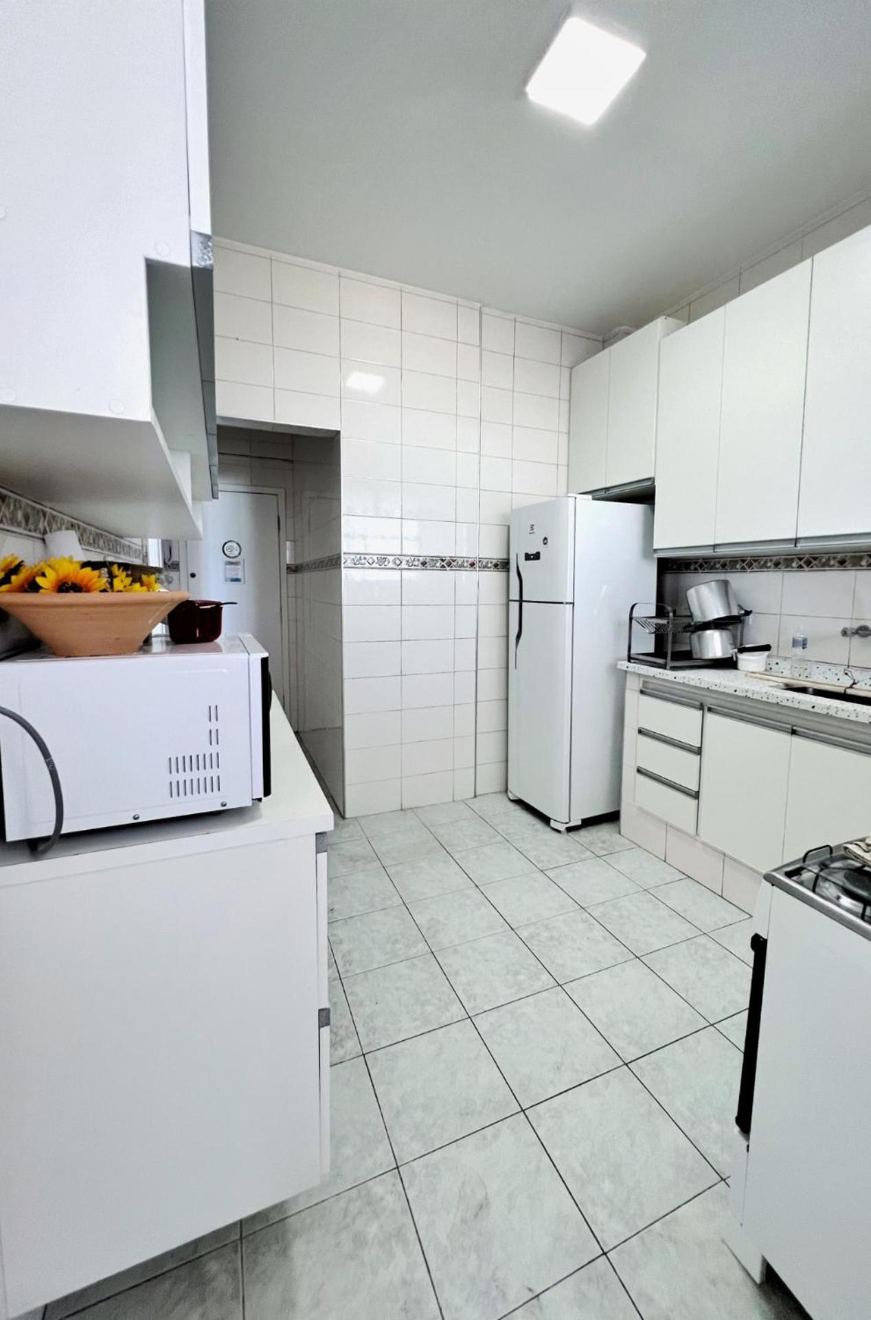 Apartamento 4 quartos, 3 banheiros, vista para o mar Pitangueiras, sacada, 1 vaga de garagem, apenas 50 metros do mar