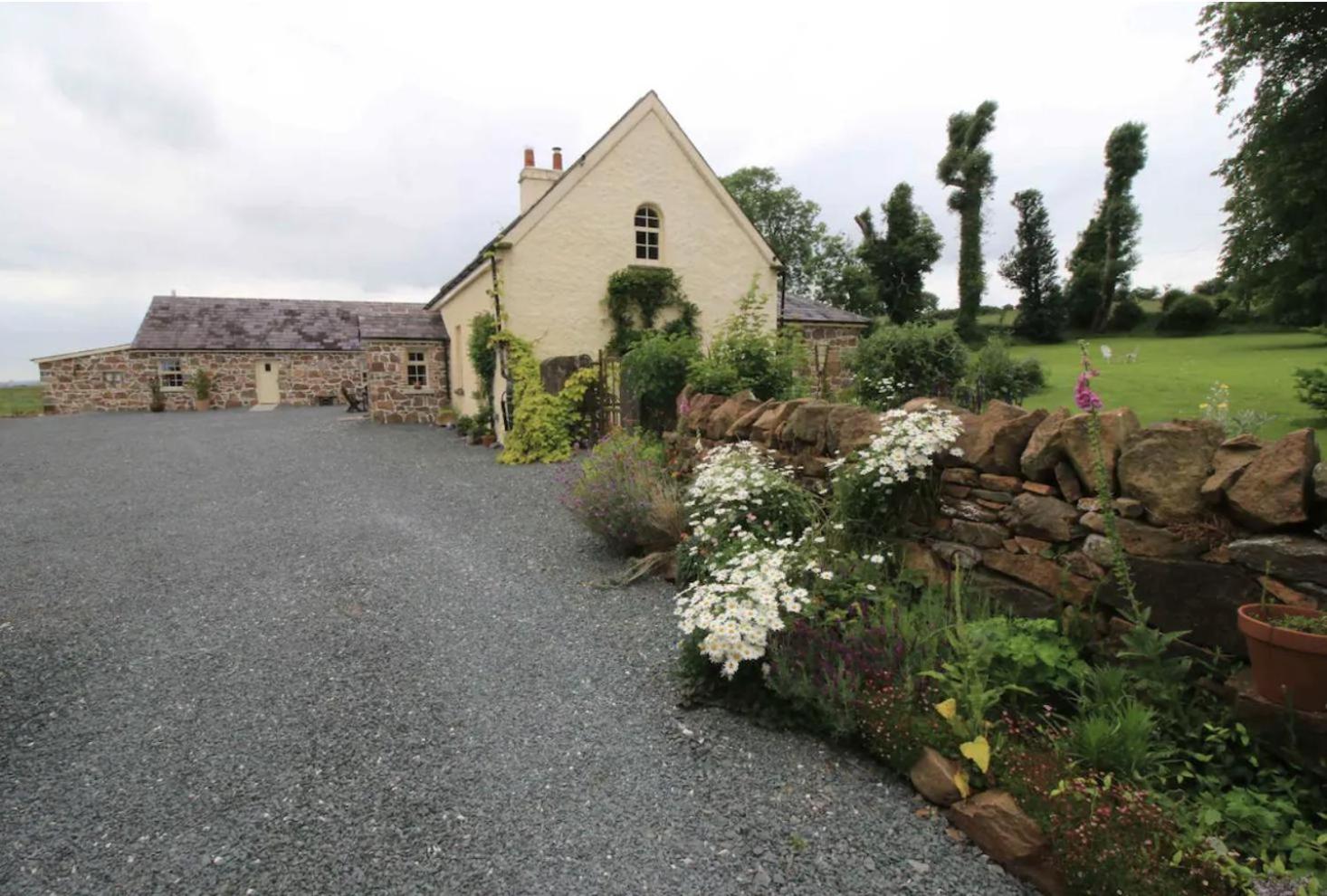 Emly - Cottage - Sleeps 6 - Parking - Garden view 3