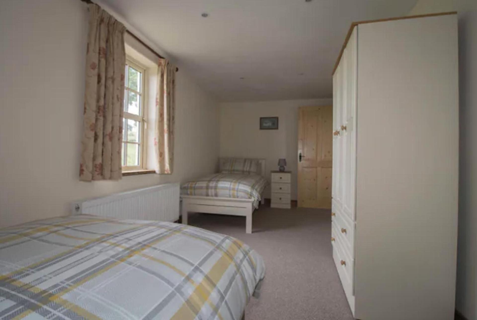 Emly - Cottage - Sleeps 6 - Parking - Garden view 2