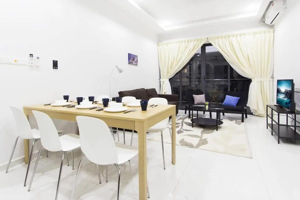 An Airy & Cozy 3BR Suite in Danga Bay FREE Parking