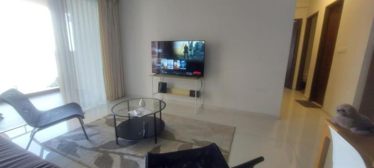 An Airy & Cozy 3BR Suite in Danga Bay FREE Parking