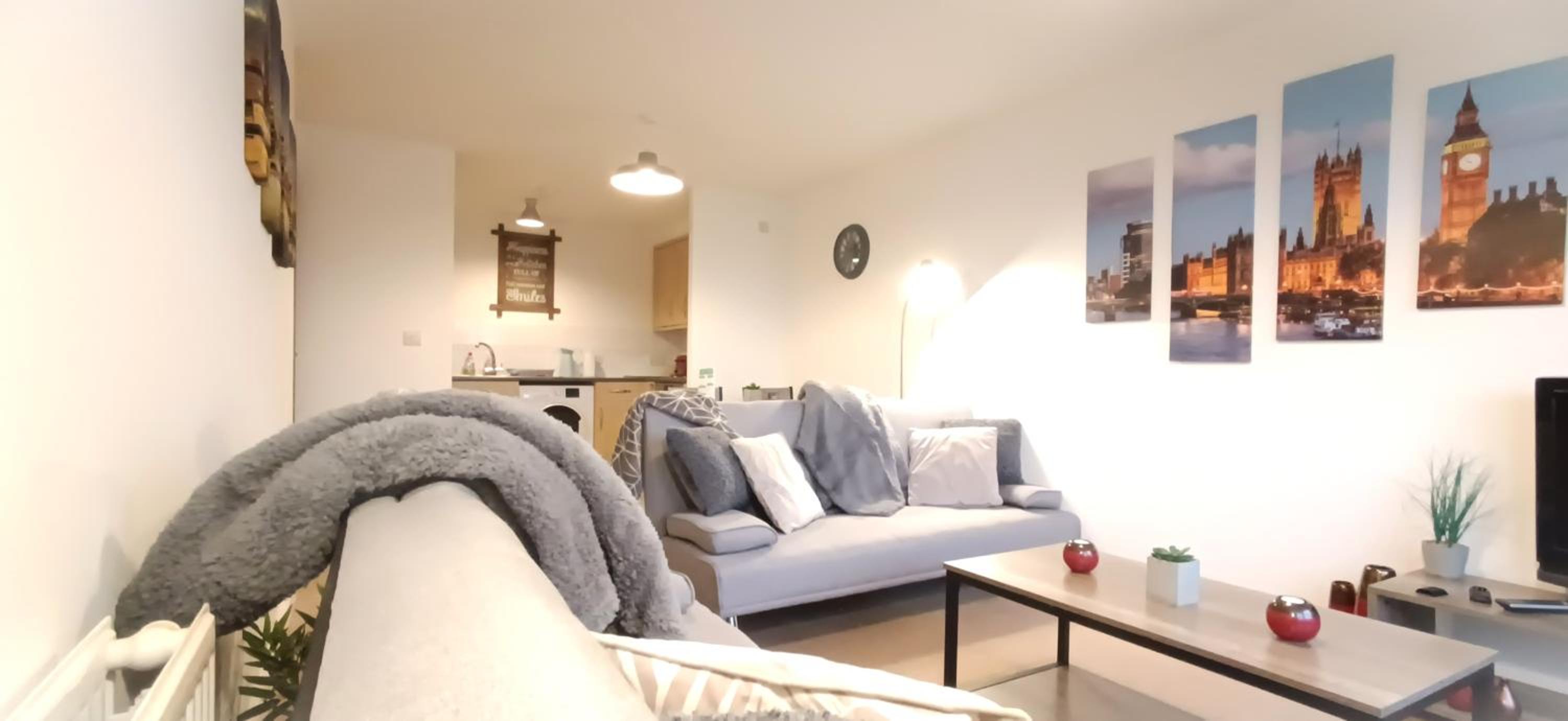 2 Bed Crawley Apt - Near Gatwick view 3