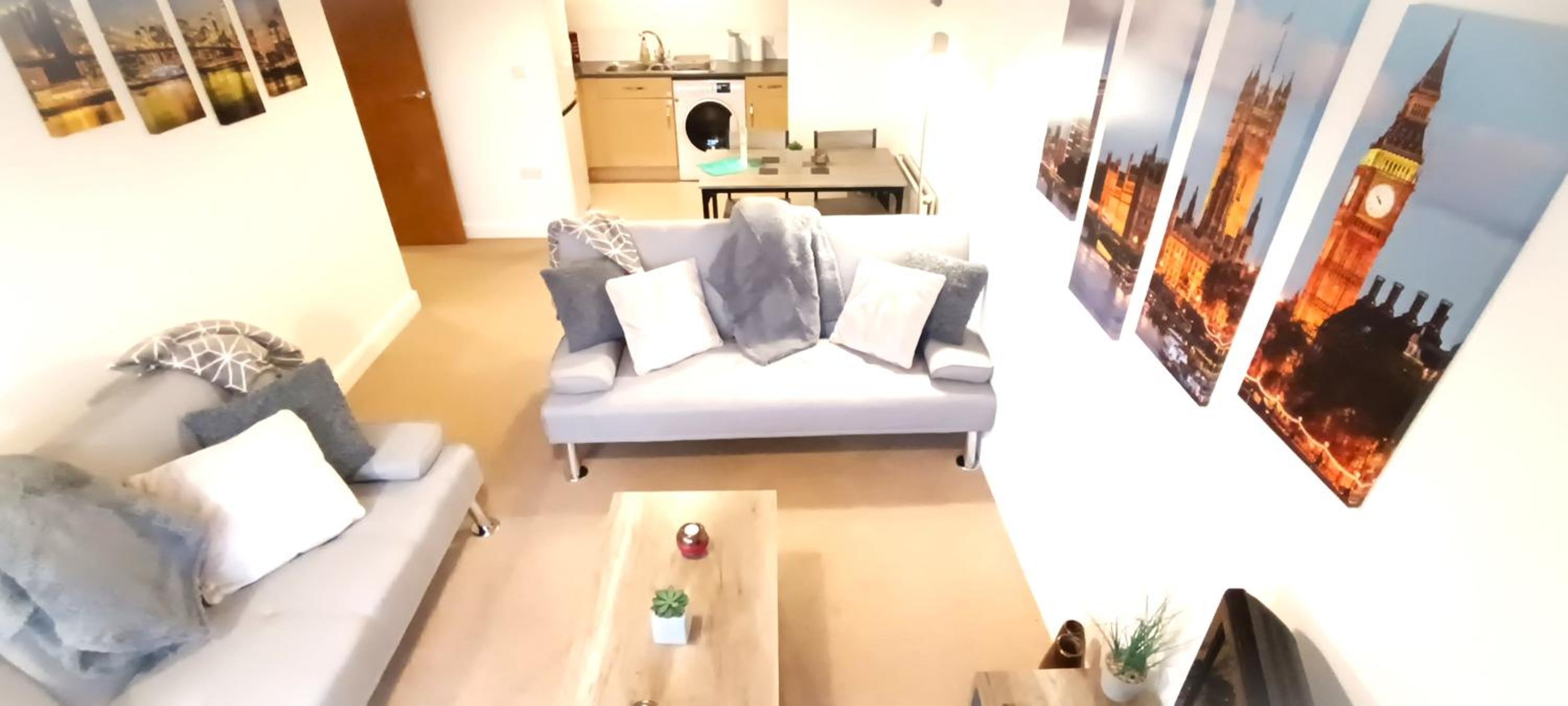 2 Bed Crawley Apt - Near Gatwick view 5