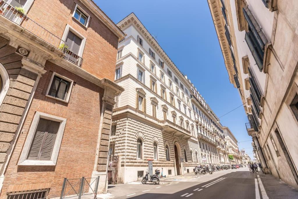XX SETT: Flat by Barberini Trevi Fountain