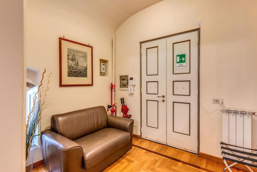 XX SETT: Flat by Barberini Trevi Fountain