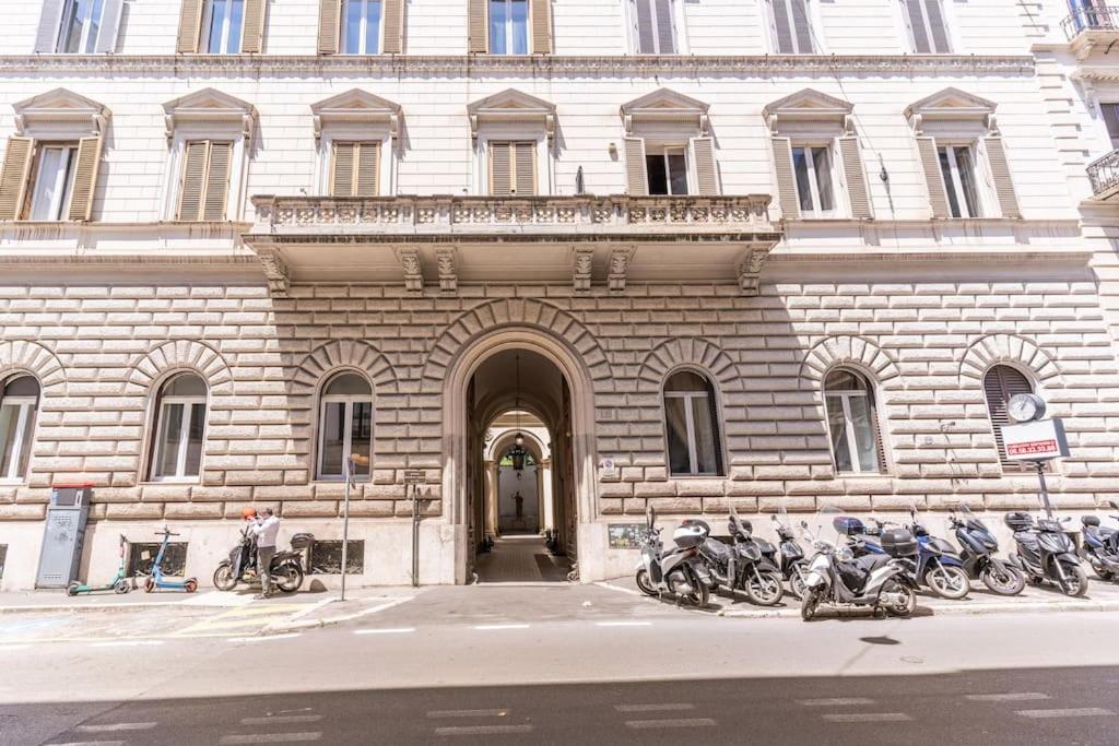XX SETT: Flat by Barberini Trevi Fountain