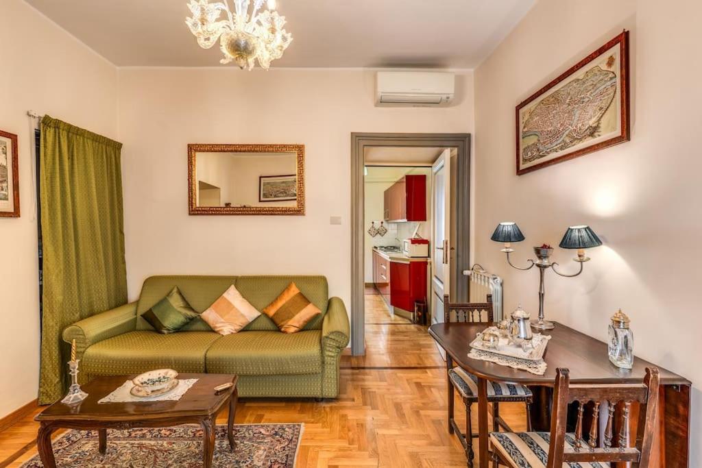 XX SETT: Flat by Barberini Trevi Fountain