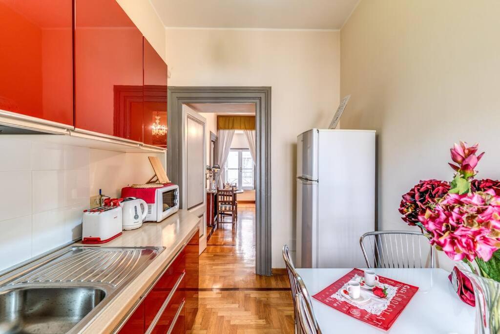 XX SETT: Flat by Barberini Trevi Fountain