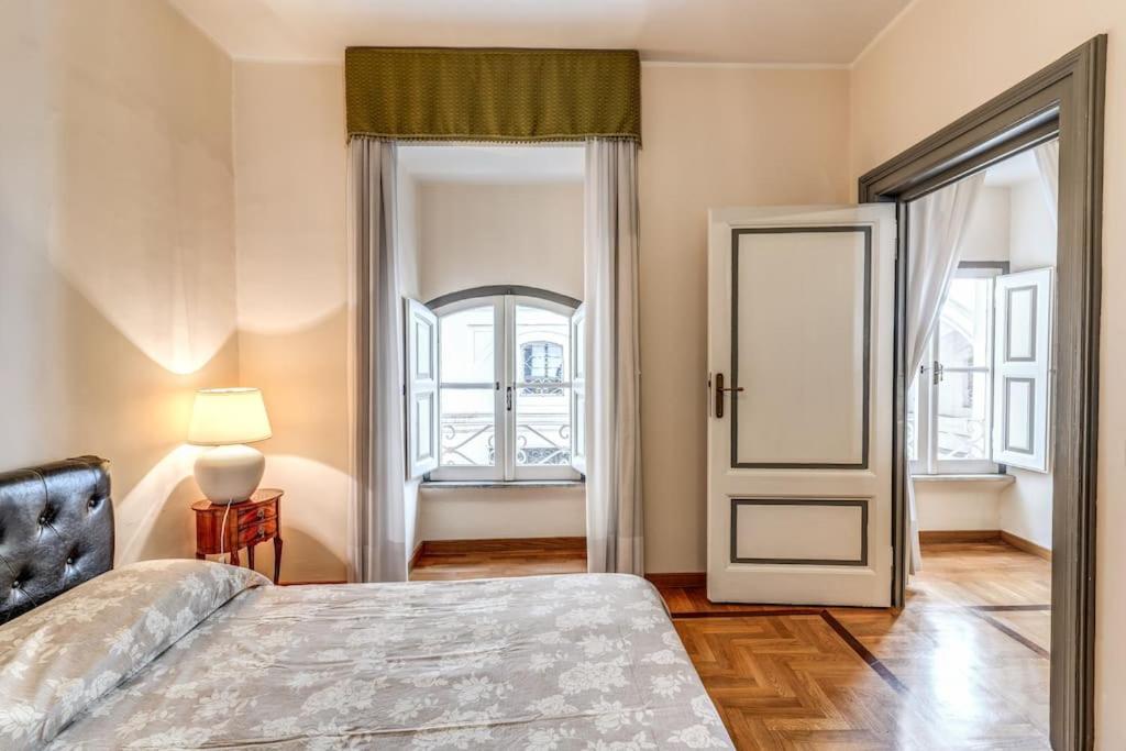 XX SETT: Flat by Barberini Trevi Fountain