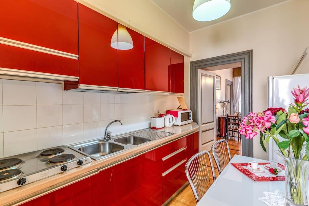 XX SETT: Flat by Barberini Trevi Fountain