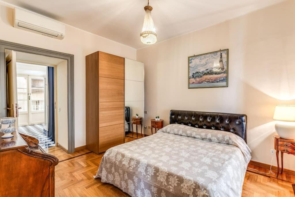 XX SETT: Flat by Barberini Trevi Fountain