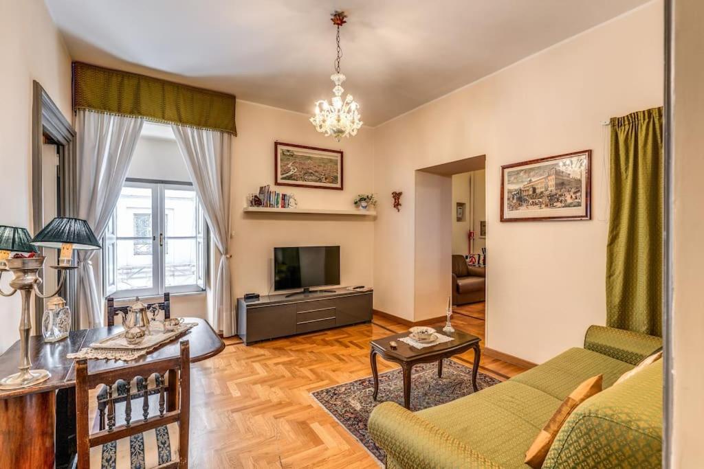 XX SETT: Flat by Barberini Trevi Fountain