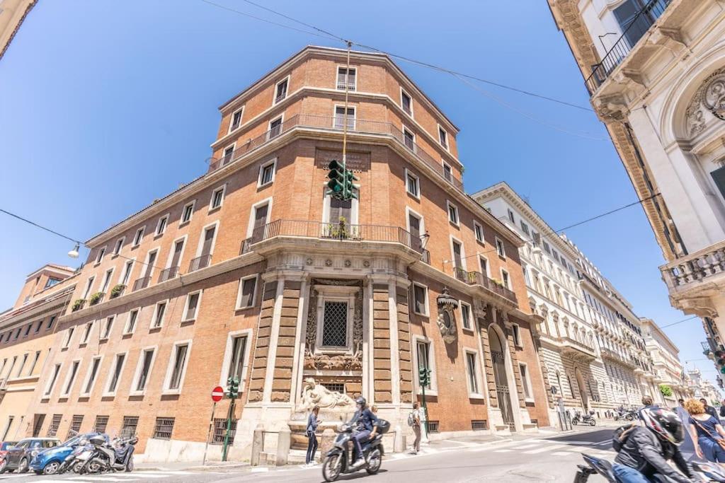 XX SETT: Flat by Barberini Trevi Fountain