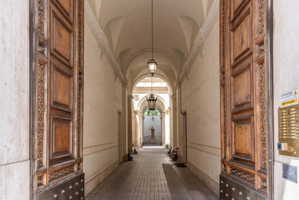 XX SETT: Flat by Barberini Trevi Fountain