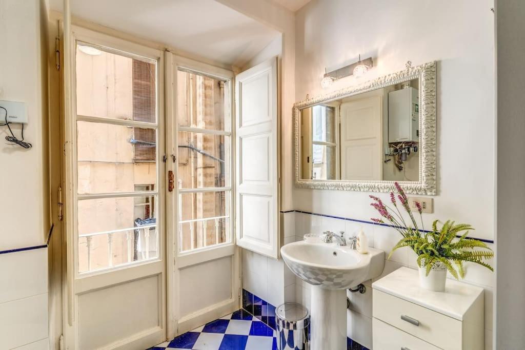 XX SETT: Flat by Barberini Trevi Fountain