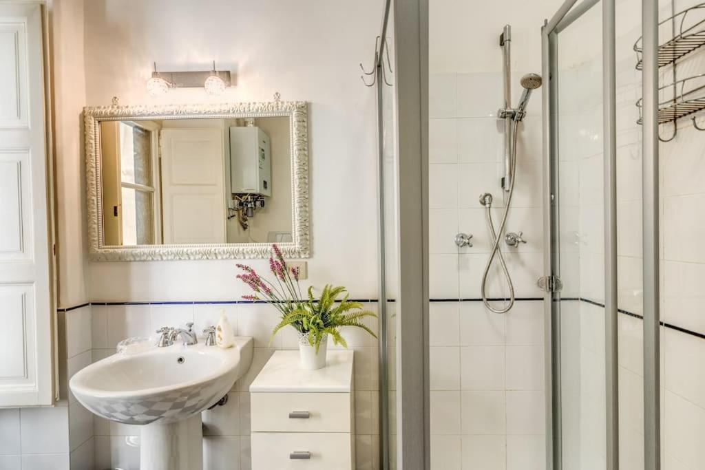 XX SETT: Flat by Barberini Trevi Fountain
