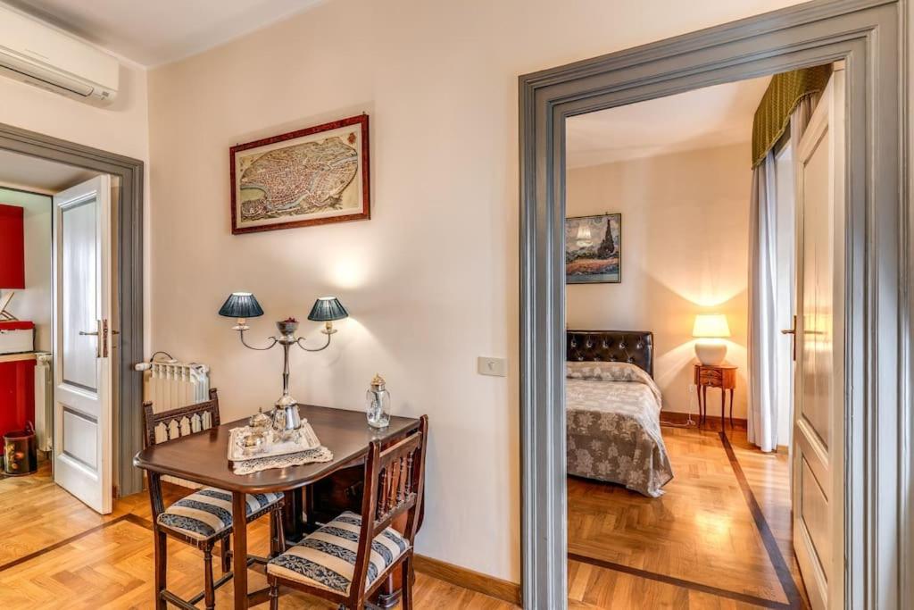 XX SETT: Flat by Barberini Trevi Fountain