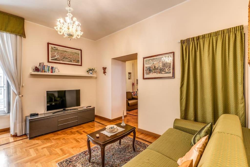 XX SETT: Flat by Barberini Trevi Fountain