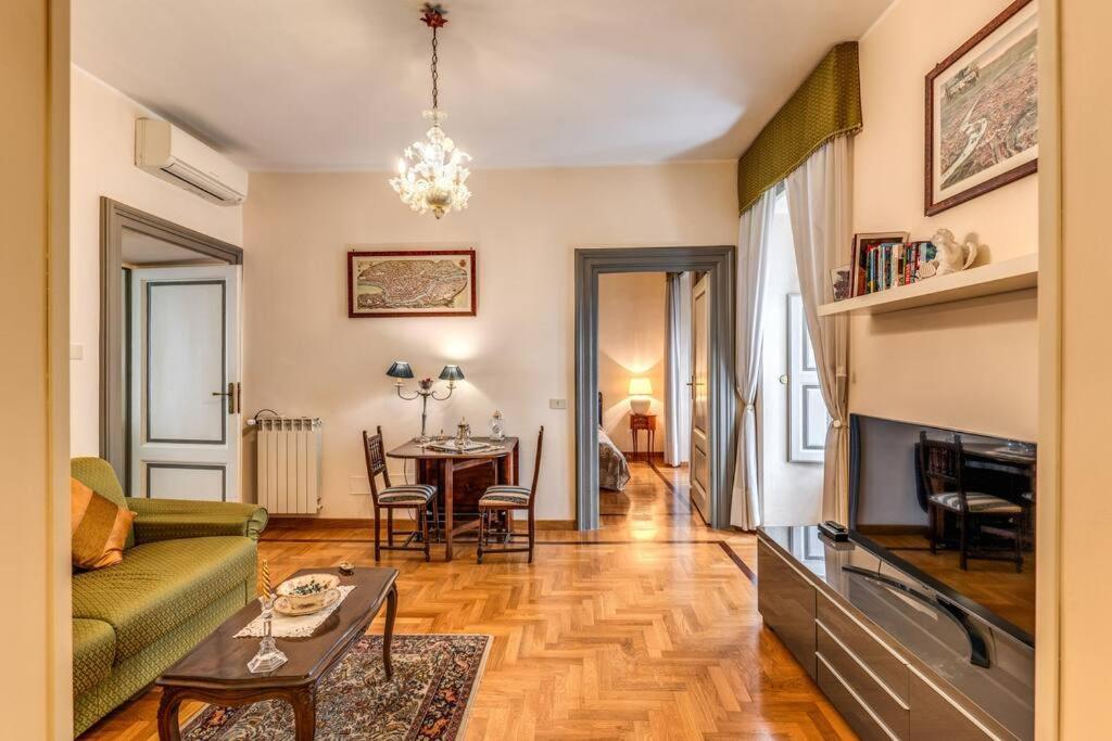 XX SETT: Flat by Barberini Trevi Fountain