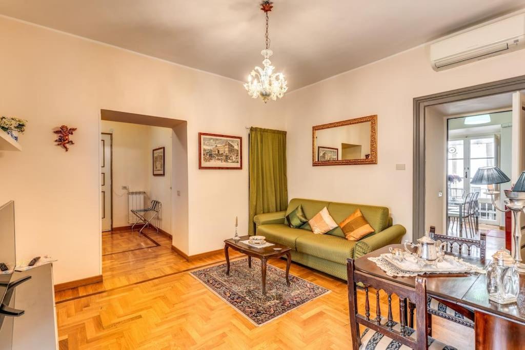 XX SETT: Flat by Barberini Trevi Fountain