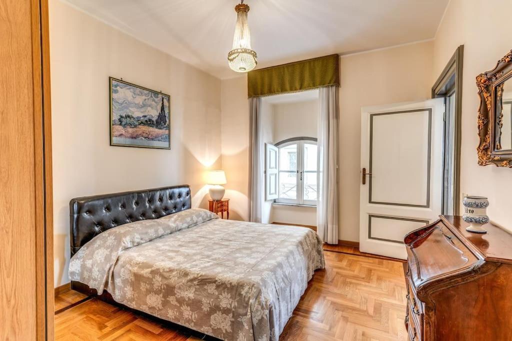 XX SETT: Flat by Barberini Trevi Fountain
