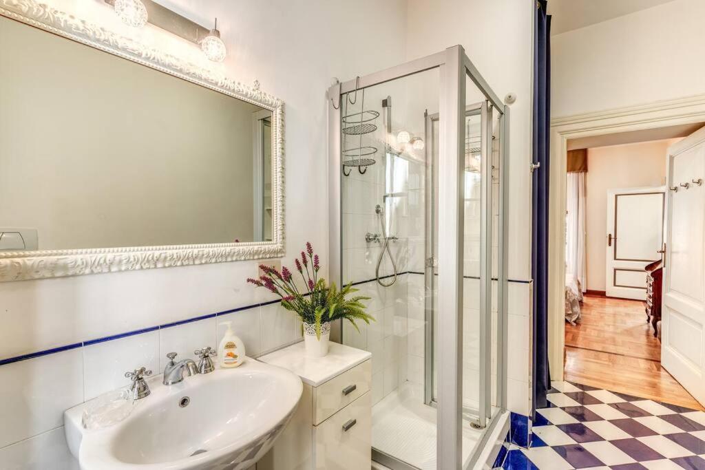 XX SETT: Flat by Barberini Trevi Fountain