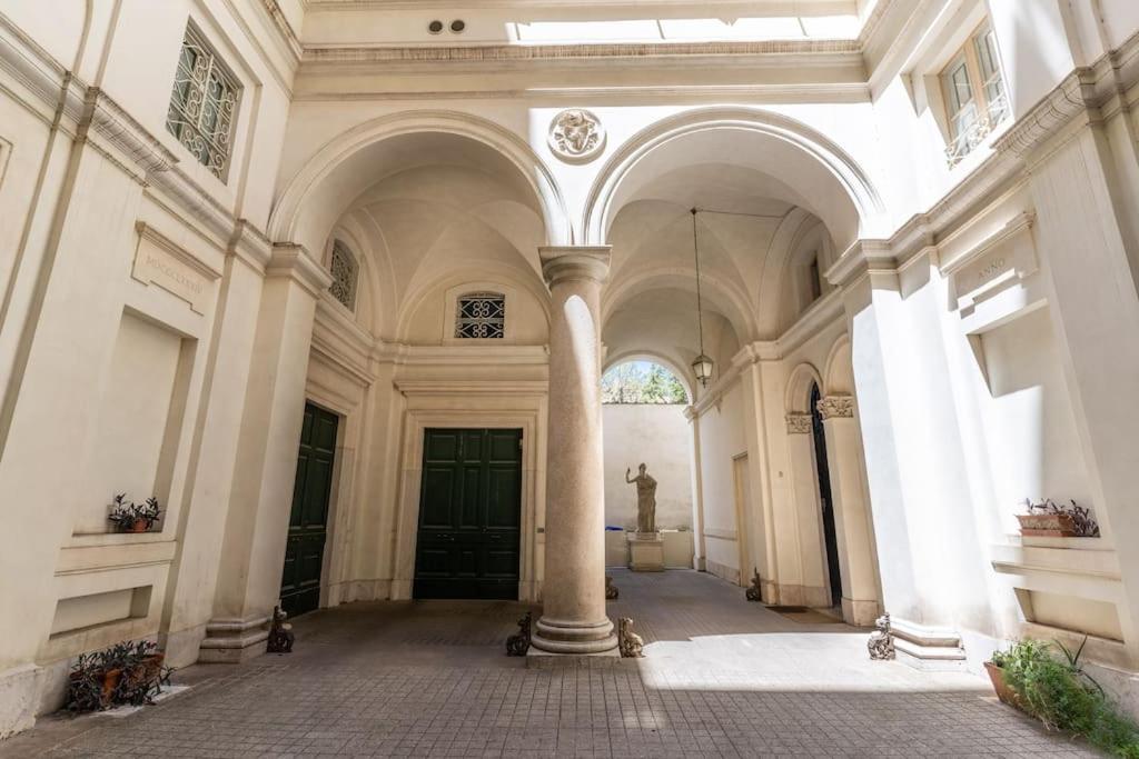 XX SETT: Flat by Barberini Trevi Fountain