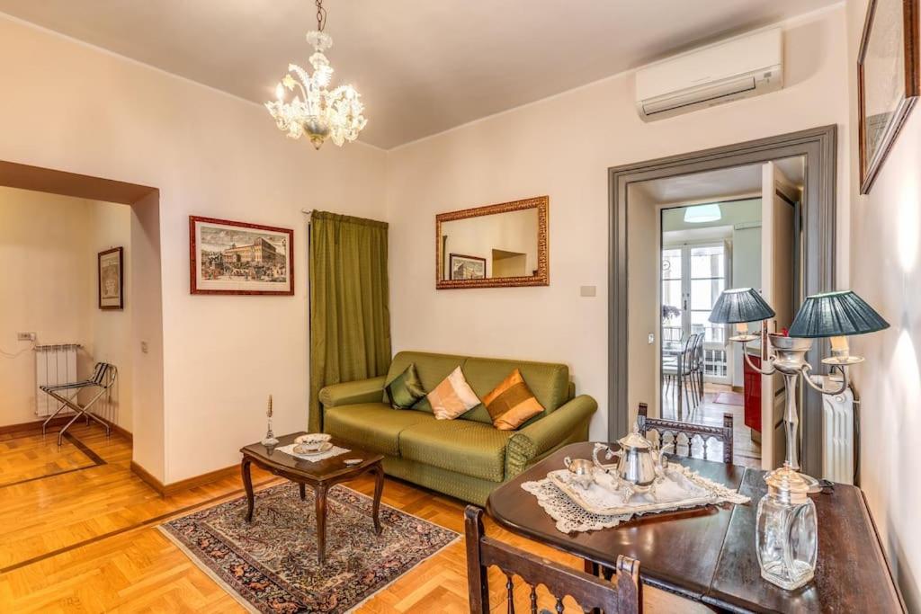 XX SETT: Flat by Barberini Trevi Fountain