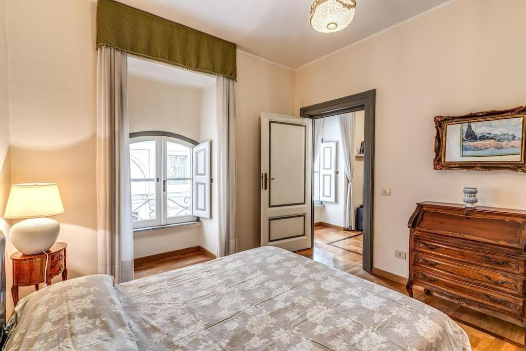 XX SETT: Flat by Barberini Trevi Fountain