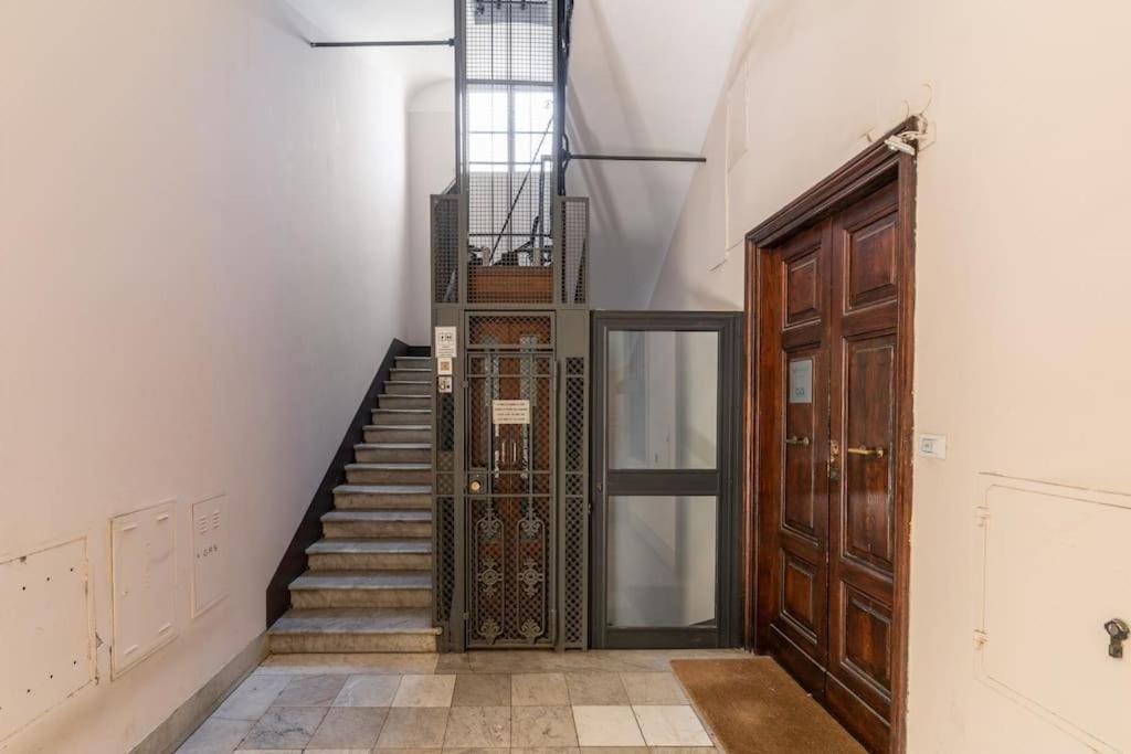 XX SETT: Flat by Barberini Trevi Fountain